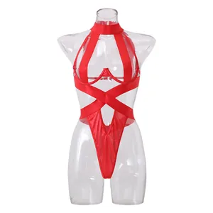 Body rouge en similicuir avec col montant, découpe à la poitrine et laçage à l'avant