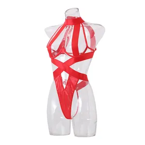 Détail macro de lingerie rouge en similicuir avec sangles croisées et fini brillant
