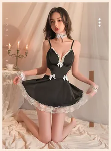 Nahaufnahme eines schwarzen Dienstmädchen-Dessous-Sets mit Spitzenbesatz und Halsband