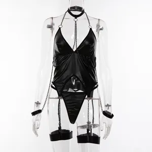 Ensemble de lingerie sexy en similicuir noir avec chaînes en métal et découpes femme