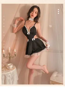 Detail eines schwarzen Spitzen-Lingerie-Sets mit weißen Schleifen und Accessoires