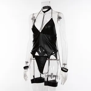 Vue détaillée de l'ensemble lingerie en similicuir noir avec chaînes et jarretières