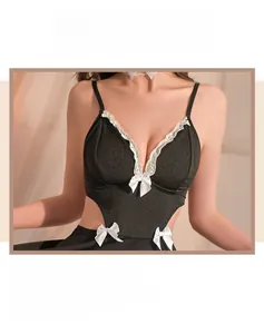 Detailansicht des sexy schwarzen Spitzen-Bodys mit weißen Schleifen und Cut-out-Design