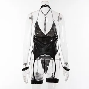 Détail d'un ensemble de lingerie en similicuir noir avec chaînes en métal et harnais