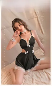 Makroaufnahme von sexy Reizwäsche im Dienstmädchenstil mit schwarzer Spitze und Schleifen
