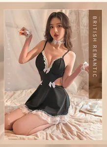 Detail eines sexy Zimmermädchen-Lingerie-Sets mit weißem Spitzenbesatz und feinen Schleifen
