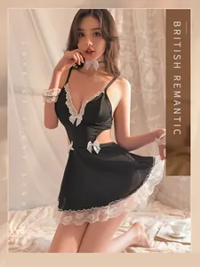 Detail eines schwarzen Dienstmädchen-Lingerie-Sets mit Spitzenbesatz und Schleifen