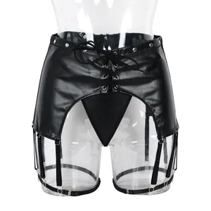 Détail d'une jupe porte-jarretelles en similicuir noir avec laçage et rivets métalliques