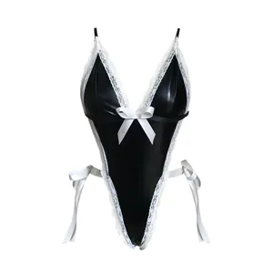 Détail d'un body en similicuir noir avec bordure en dentelle blanche et nœuds satinés
