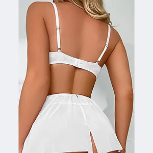 Détails d'un ensemble de lingerie en tulle blanc avec soutien-gorge dos nu et jupe fendue