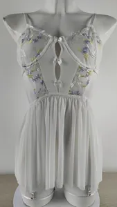 Gros plan sur babydoll en mesh blanc avec broderies florales et détails dentelle