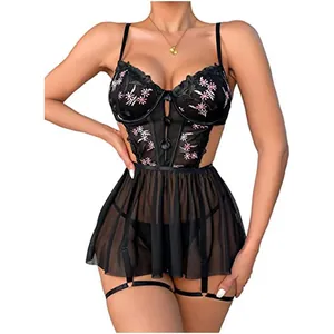 Lingerie sexy en tulle noir avec broderie florale violette et bretelles porte-jarretelles