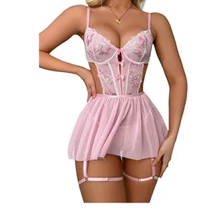 Ensemble de lingerie sexy rose avec broderie florale et jupe en mesh pour femme