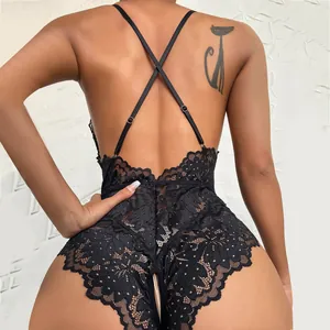 Body sexy en dentelle noire avec bretelles croisées dans le dos et bordures fleuries