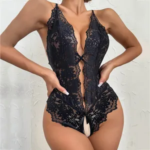 Teddy sexy en dentelle florale noire avec col en V profond et entrejambe ouvert
