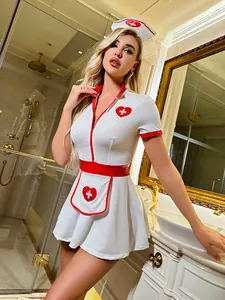 Détail du costume de cosplay infirmière blanc et rouge avec logo cœur et croix rouge