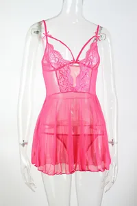 Detailansicht eines rosa Spitzen-Babydolls mit V-Ausschnitt und Seidenschleifen