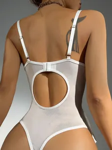 Vue détaillée du dos d'un body en maille blanche transparente avec bretelles réglables