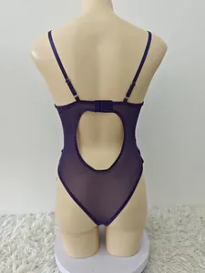 Vue arrière de la lingerie violette en tulle transparent avec détail dos nu sexy