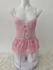 Détail d'un body en dentelle rose à motif cœur avec des porte-jarretelles réglables