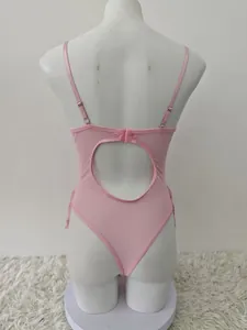 Vue détaillée de la lingerie en dentelle rose avec bretelles et découpe au dos