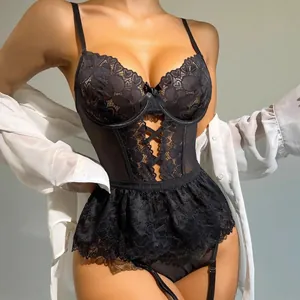 Body sexy en dentelle noire avec bretelles croisées en mesh et porte-jarretelles