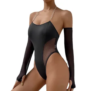 Body noir ajouré avec chaînes métalliques et manchons en résille assortis