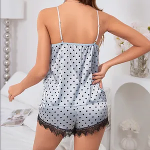 Vue arrière du pyjama en satin bleu clair à pois avec bordure en dentelle noire
