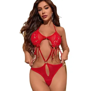 Body sexy en maille rouge ajourée avec lacets décoratifs et anneau en métal central