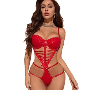 Body sexy en similicuir rouge avec rivets et découpes à lacets pour femmes