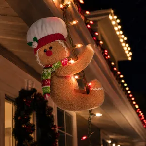Détail du bonhomme en pain d'épices de Noël avec écharpe et guirlande lumineuse LED