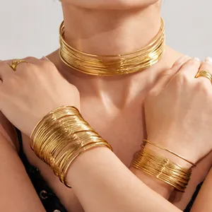 Détail d'un choker multicouche en or 18 carats et bracelets assortis sur un mannequin