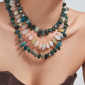Vue détaillée du collier triple rang avec pierres concassées en acier doré