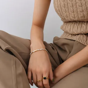 Détail d'un bracelet tennis bicolore or et argent serti de pierres sur un poignet