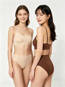 Détail de l'ensemble soutien-gorge sans couture et culotte haute en beige et marron