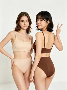 Vue avant et arrière d'ensembles de lingerie sans couture beige et marron