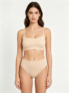 Gros plan sur un ensemble soutien-gorge et culotte haute sans couture couleur chair