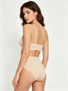 Détail d'un ensemble lingerie nude sans couture avec tissu lisse et coupe taille haute