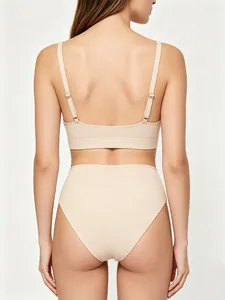 Vue arrière de l'ensemble de sous-vêtements nude sans couture avec culotte haute et soutien-gorge