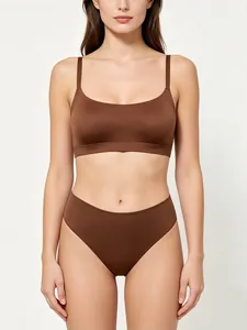 Ensemble lingerie sans couture marron avec soutien-gorge décolleté et culotte haute