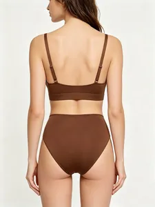 Vue arrière d'un ensemble de sous-vêtements marron sans couture avec bretelles réglables