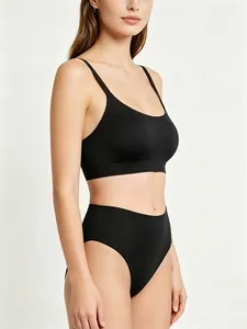 Vue latérale détaillée de l'ensemble soutien-gorge sans couture et culotte noire