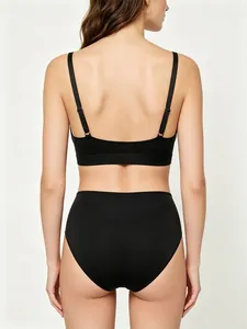 Vue arrière d'un ensemble soutien-gorge noir sans couture avec culotte à taille haute
