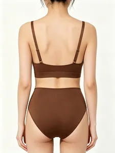 Vue arrière d'un ensemble soutien-gorge et culotte taille haute marron sans couture