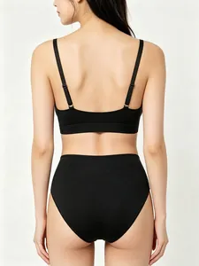Vue détaillée du soutien-gorge de sport noir sans couture et de la culotte taille haute