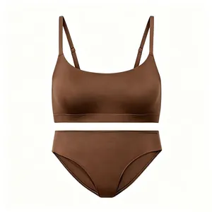 Détail de l'ensemble soutien-gorge sans couture marron foncé et culotte haute