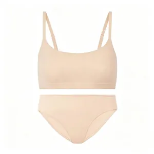 Détail d'un ensemble de lingerie beige sans couture avec soutien-gorge à col rond et culotte