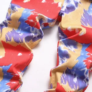 Herren Slim Fit Camo Jeans mit künstlerischem rot-gelb-blauem Tie-Dye Patchwork-Design