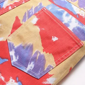 Slim-Fit Herrenjeans im Streetstyle mit buntem Batik-Muster und Detail an der Gesäßtasche