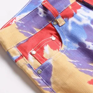 Slim-Fit Herrenjeans mit buntem Camouflage-Print und Metalldetails an den Taschen